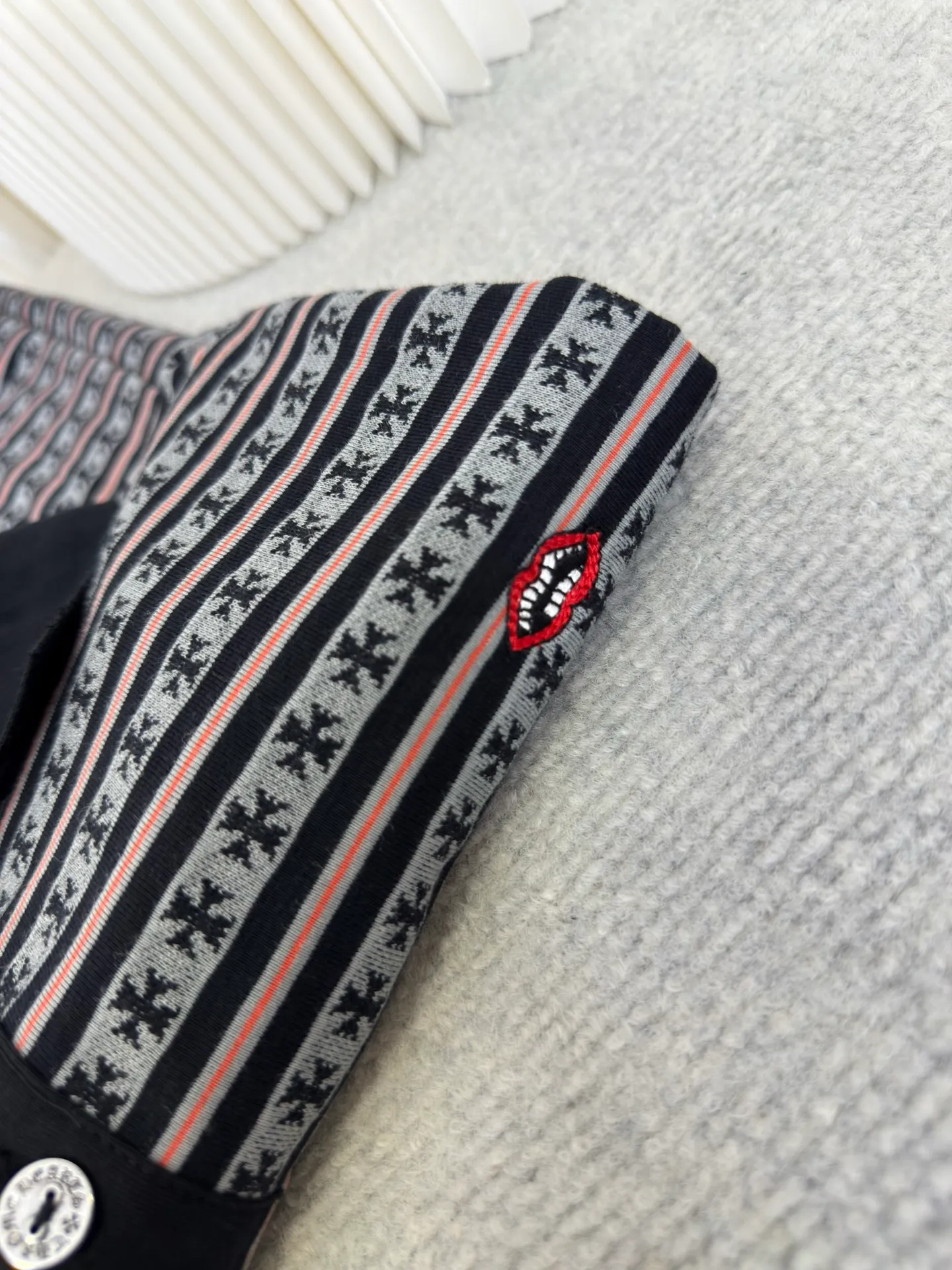P370 Chrome Hearts cross-stripe POLO long sleeves. The minimum ordering requirement is one thousand meters for yarn-dyed fabrics. The cost is expensive. The embroidery uses imported Tajima embroidery machines. The collar leather tag is made of imported lambskin. The hardware is made of real antique silver. The cost is extremely expensive. Size S M L